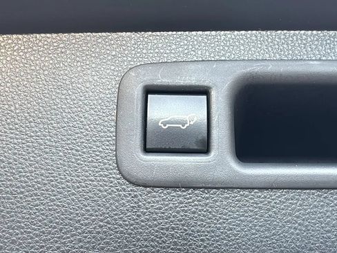 Used 2022 Toyota Highlander LE FWD image 21