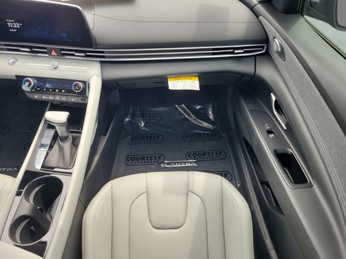 Certified 2025 Hyundai Elantra Limited FWD image 16