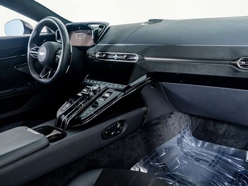 Used 2025 Aston Martin V8 Vantage Coupe image 37