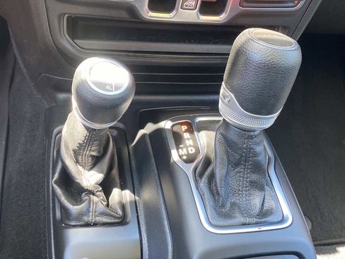 Used 2021 Jeep Gladiator Willys AWD/4WD image 42