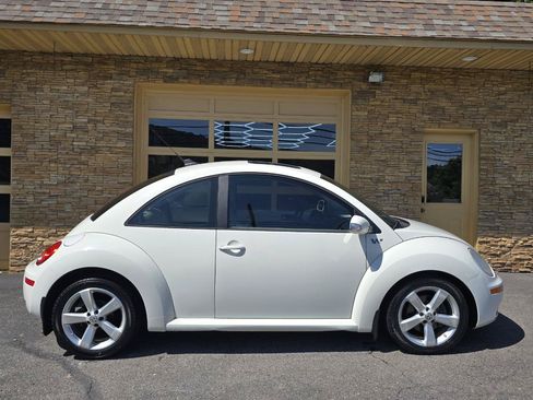 Used 2008 Volkswagen Beetle Triple White Edition FWD image 9