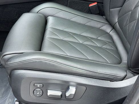 Used 2023 BMW X6 xDrive40i w/ M Sport Package image 38