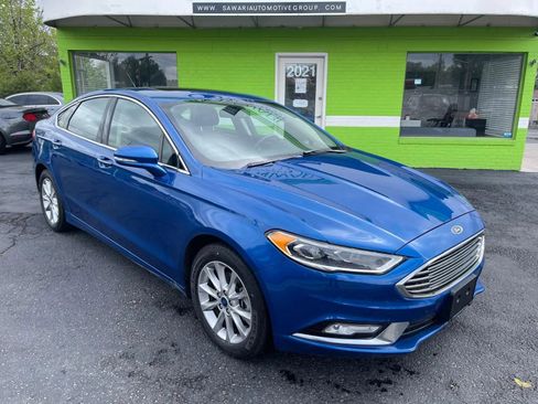 Used 2017 Ford Fusion SE w/ Fusion SE Technology Package FWD image 2