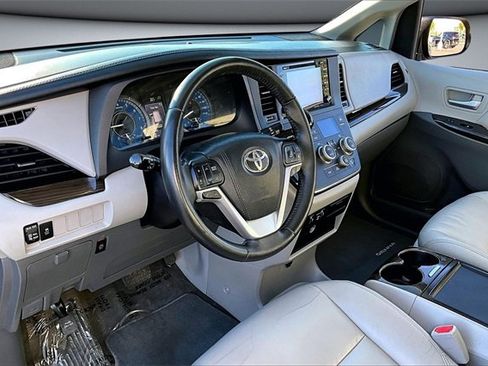 Used 2018 Toyota Sienna XLE Premium image 17