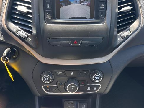 Used 2018 Jeep Cherokee Latitude w/ Cold Weather Group AWD/4WD image 13