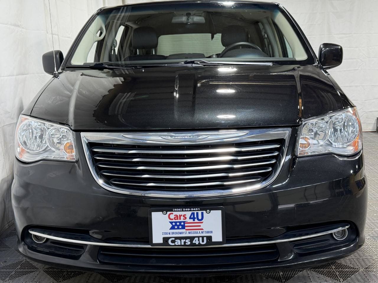 Used 2016 Chrysler Town & Country Touring FWD image 2