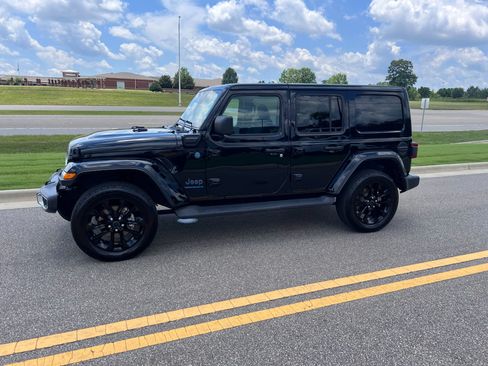 Certified 2025 Jeep Wrangler Unlimited Sahara AWD/4WD image 8