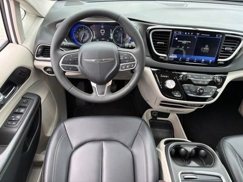 Used 2024 Chrysler Pacifica Touring-L FWD image 15