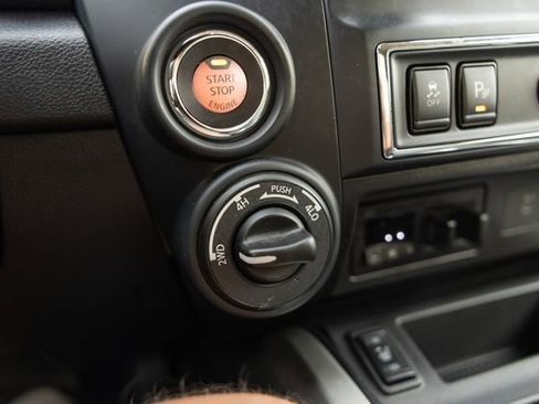 Used 2024 Nissan Titan SV w/ SV Convenience Package image 27