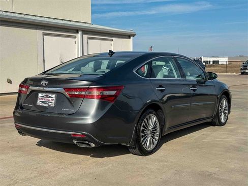 Used 2017 Toyota Avalon Limited image 3