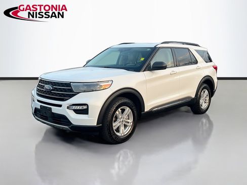Used 2022 Ford Explorer XLT w/ Equipment Group 202A image 3