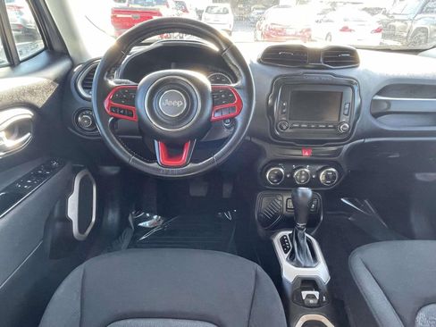 Used 2017 Jeep Renegade Latitude FWD image 11