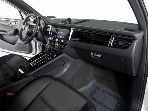Certified 2025 Porsche Macan AWD/4WD image 28