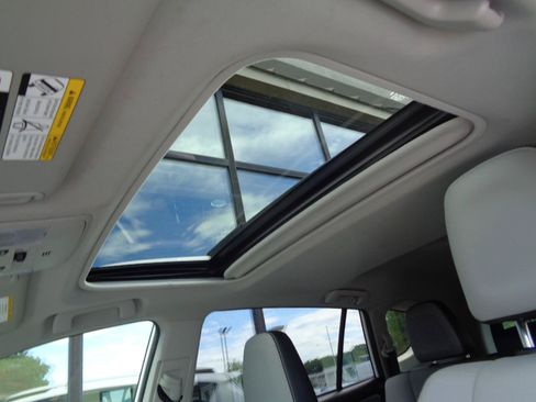 Used 2018 Toyota RAV4 Limited AWD/4WD image 15