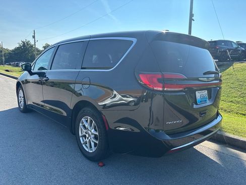 Used 2024 Chrysler Pacifica Touring-L FWD image 4