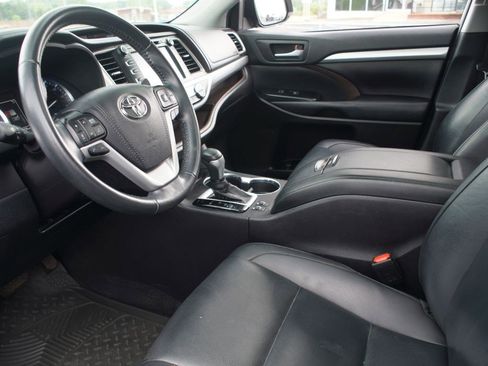 Used 2019 Toyota Highlander XLE FWD image 15