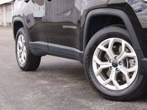 Used 2025 Jeep Compass Latitude w/ Sun & Sound Group AWD/4WD image 3