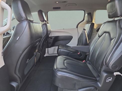 Used 2023 Chrysler Pacifica Touring-L image 28