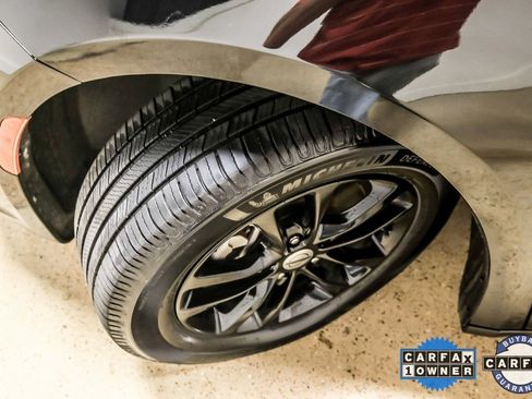 Used 2022 Chrysler Pacifica Touring image 11