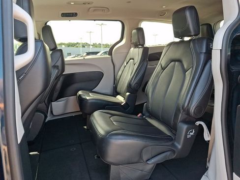Used 2024 Chrysler Pacifica Touring-L FWD image 10