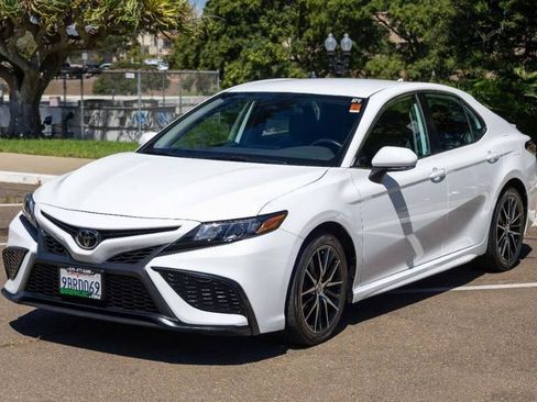 Used 2022 Toyota Camry SE image 3