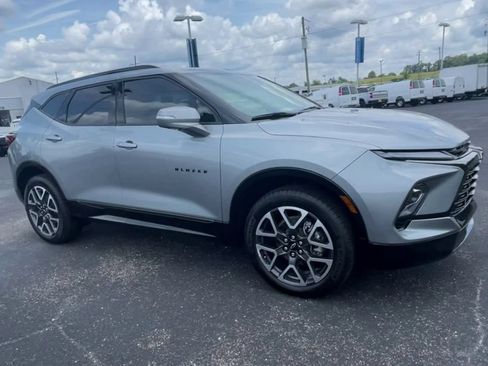 Used 2025 Chevrolet Blazer RS w/ Driver Confidence II Package FWD image 2