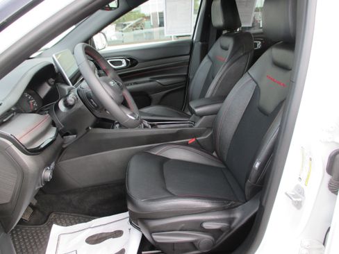 Used 2025 Jeep Compass Trailhawk AWD/4WD image 14