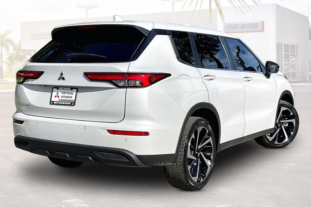 Used 2022 Mitsubishi Outlander SE FWD image 32