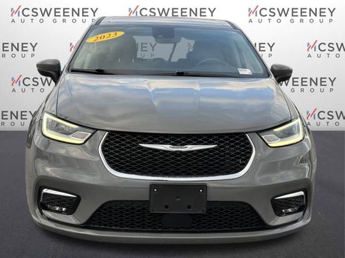 Used 2023 Chrysler Pacifica Touring-L image 8