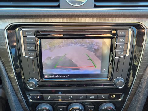 Used 2016 Volkswagen Passat 1.8T SE w/ Lighting Package image 32