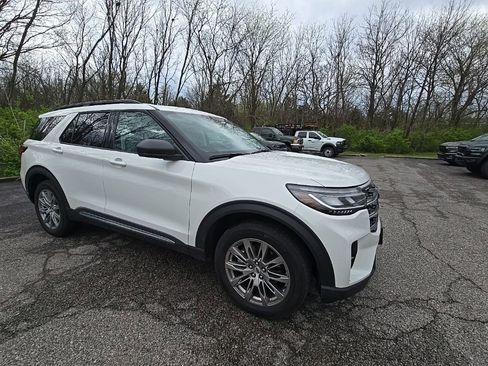 Used 2025 Ford Explorer Active w/ Active Comfort Package image 10