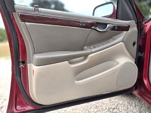 Used 2003 Cadillac De Ville DTS w/ Premium Luxury Package image 22