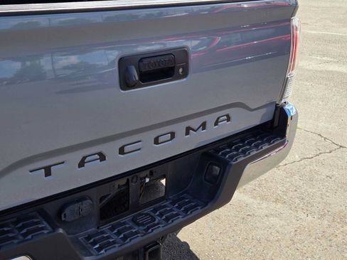 Used 2020 Toyota Tacoma TRD Off-Road AWD/4WD image 18