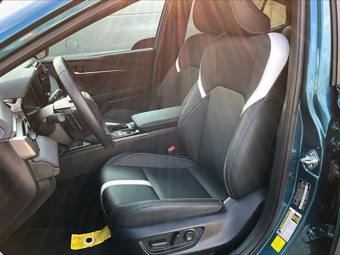 Used 2025 Toyota Camry SE image 8