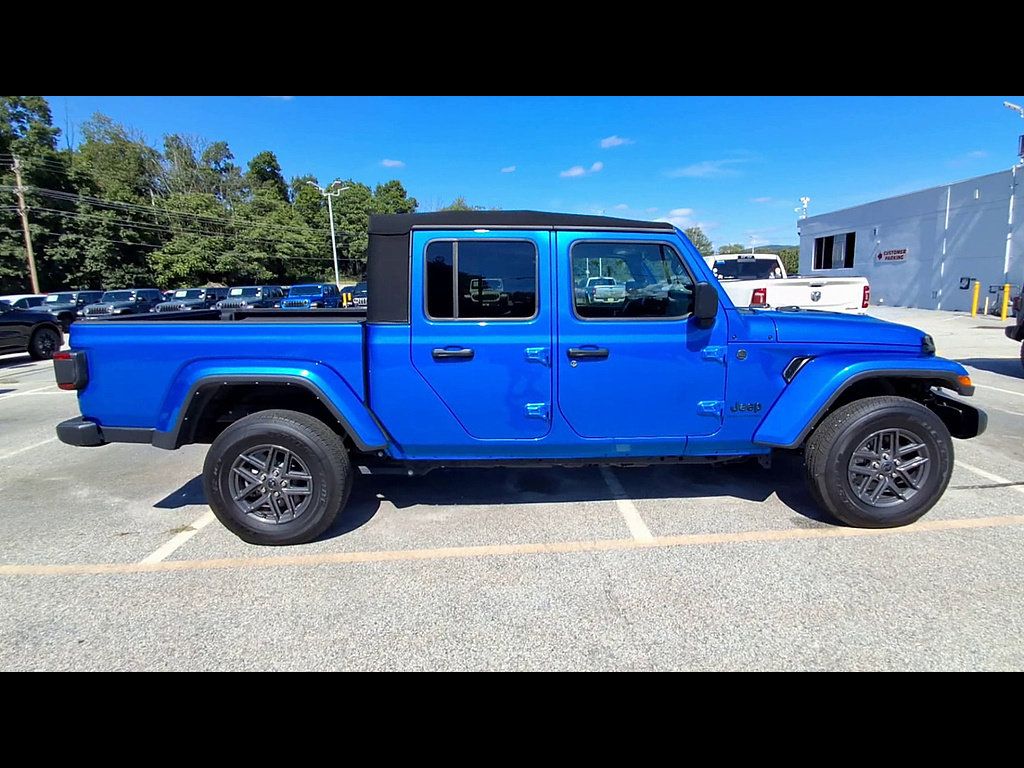 Used 2024 Jeep Gladiator Sport AWD/4WD image 9