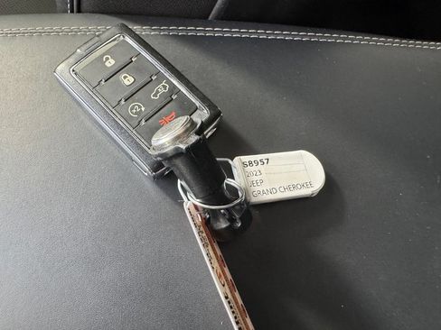 Used 2023 Jeep Grand Cherokee Overland AWD/4WD image 3