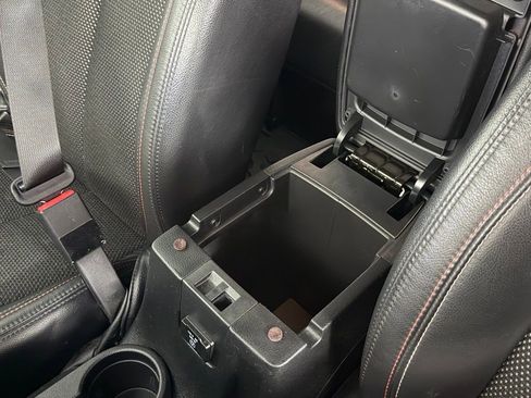 Used 2017 Jeep Wrangler Unlimited Sahara AWD/4WD image 31