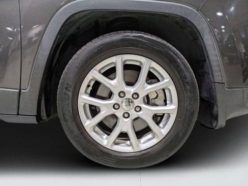 Used 2018 Jeep Cherokee Latitude Plus w/ Comfort/Convenience Group FWD image 10
