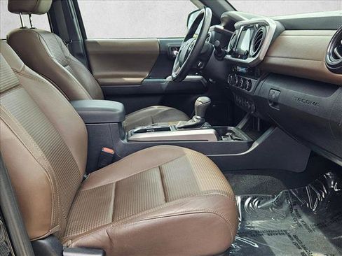 Used 2017 Toyota Tacoma Limited w/ Tow Package image 19