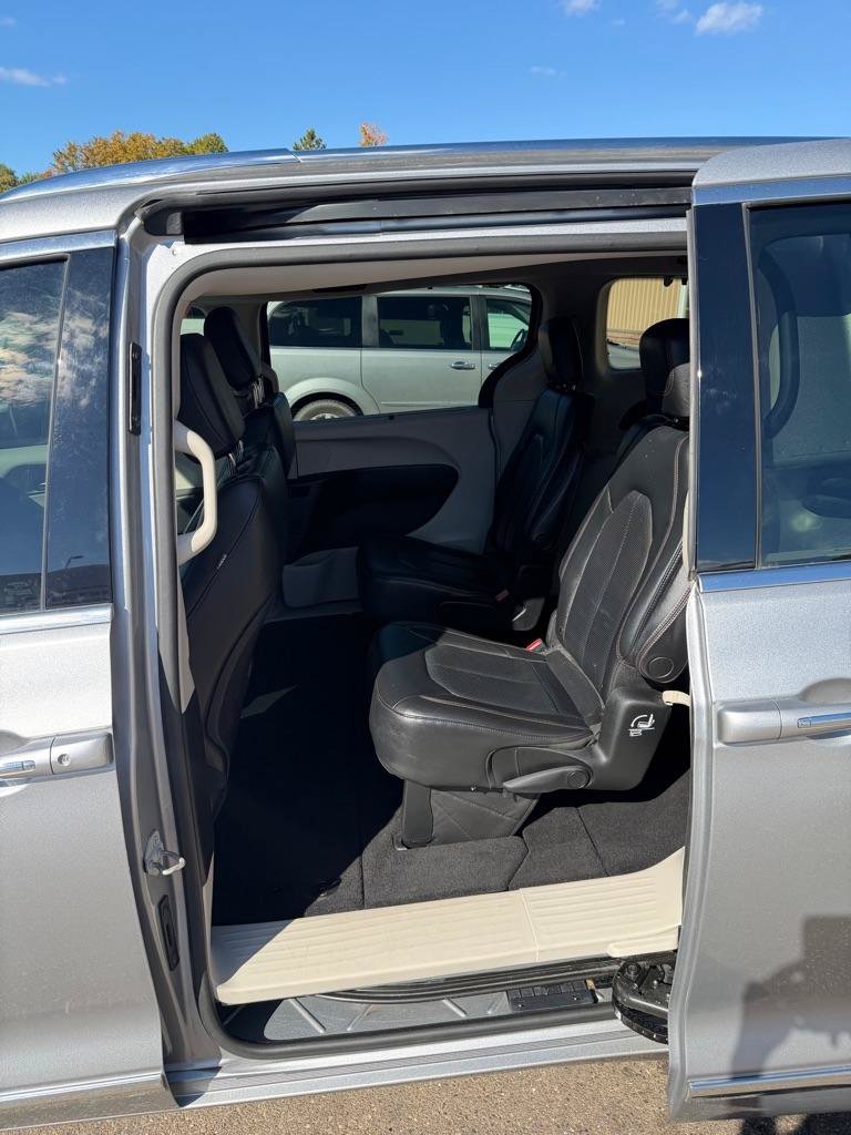 Used 2019 Chrysler Pacifica Touring-L FWD image 14