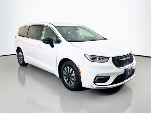 Used 2024 Chrysler Pacifica Select image 1