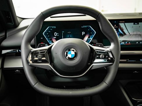 Certified 2025 BMW 530i xDrive image 40