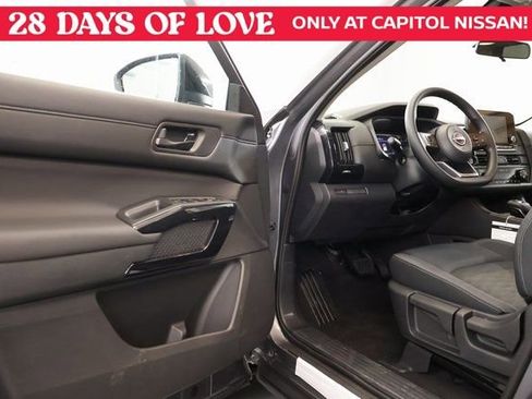 New 2025 Nissan Pathfinder S image 9