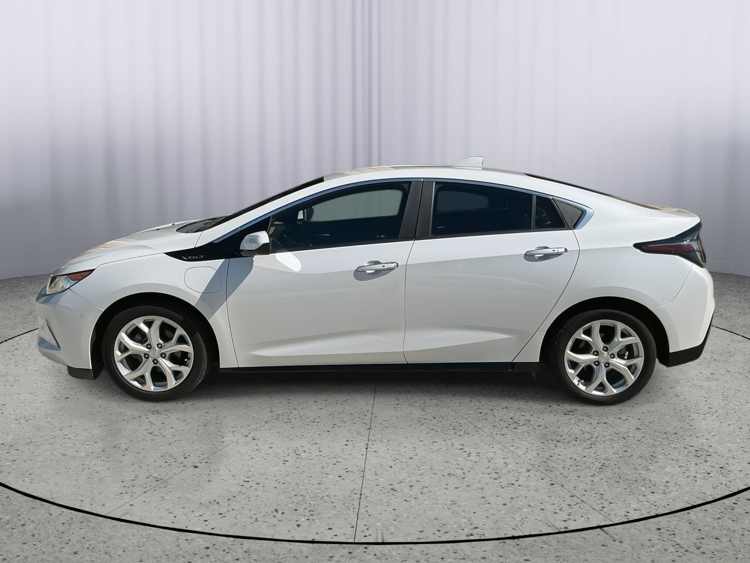 Used 2018 Chevrolet Volt Premier w/ Driver Confidence Package FWD image 2
