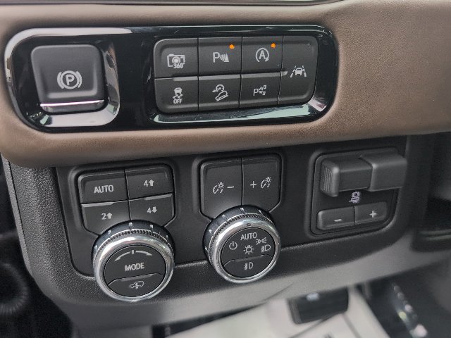 Used 2026 GMC Yukon XL Denali Ultimate w/ LPO, Floor Liner Package AWD/4WD image 18