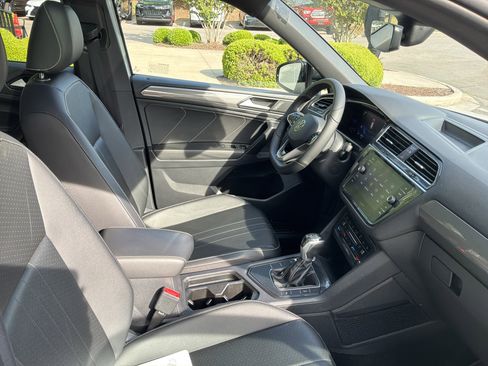 Used 2022 Volkswagen Tiguan SE R-Line image 33