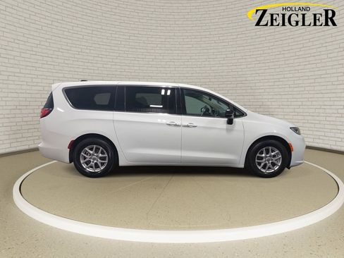 Used 2024 Chrysler Pacifica Touring-L FWD image 4