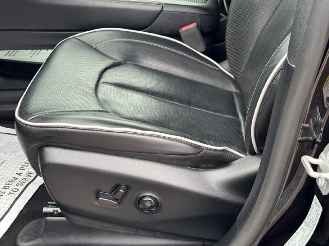 Used 2025 Chrysler Pacifica Limited FWD image 18
