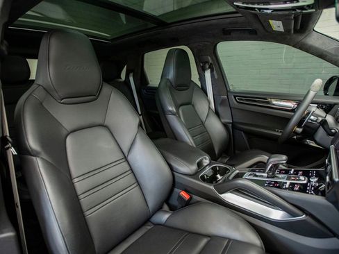 Used 2021 Porsche Cayenne Turbo image 31