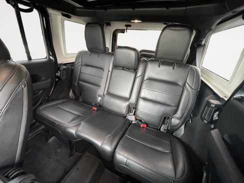 Used 2019 Jeep Wrangler Unlimited Sahara AWD/4WD image 17
